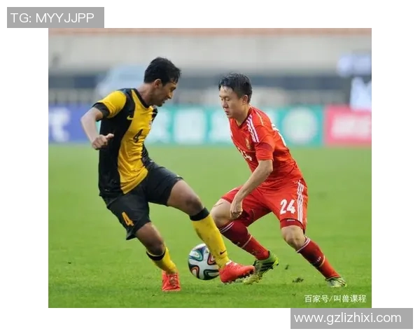 足球明星与压枪的奇妙碰撞展现运动与力量的完美结合